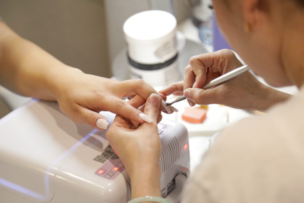 pielęgnacja dłoni w salonie kosmetycznym Ch'atelier - manicure